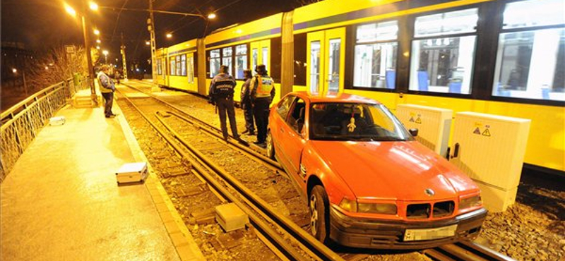 Menekülés közben a síneken hagyta autóját két fővárosi tolvaj - fotó