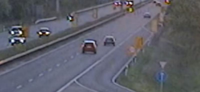 Egyszerűen megtorpedózta a figyelmetlen autós az autópályán előtte haladót – videó