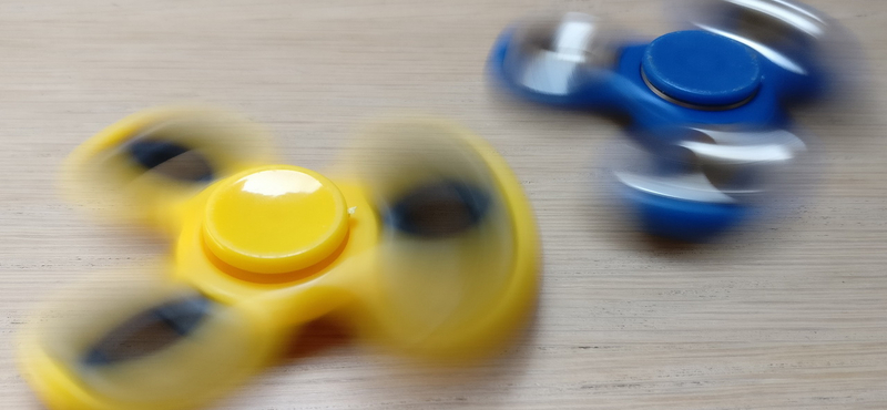 Mihez kezd egy orángután a fidget spinnerrel?