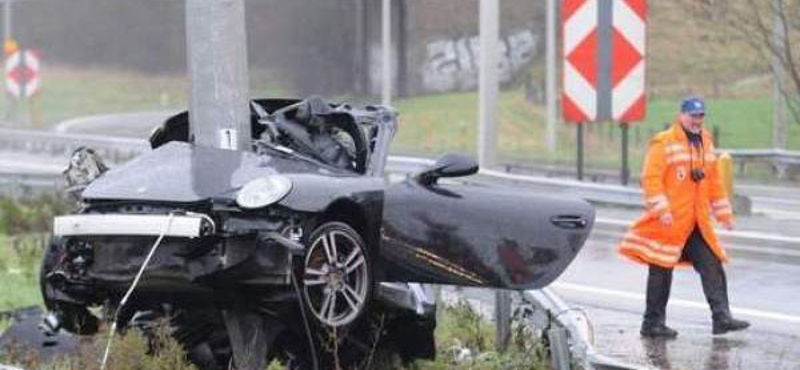 Oszlopra csavarodott egy Porsche 911-es Belgiumban - fotó