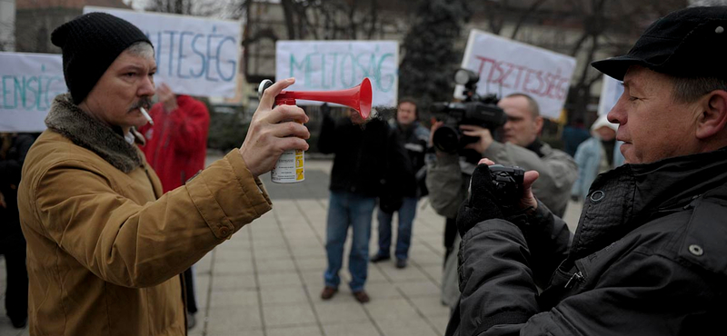 Füttyszóval és biztatással köszöntötték Schmitt Pált Egerben