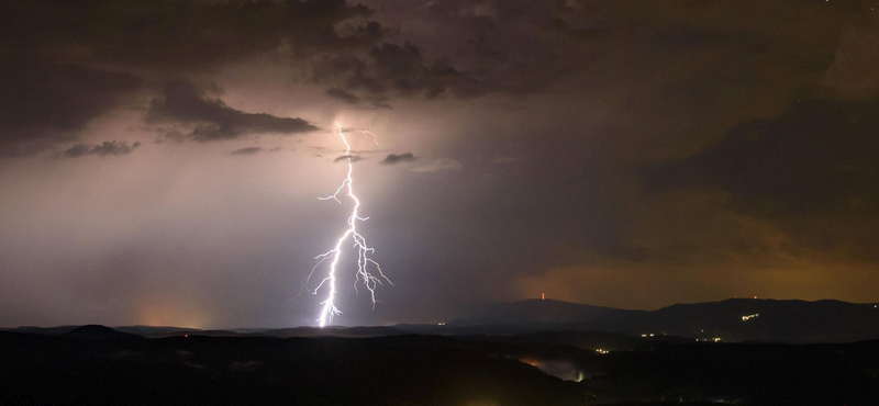 Lassan vonul csak el a vihar, szél miatt is figyelmeztetést adtak ki