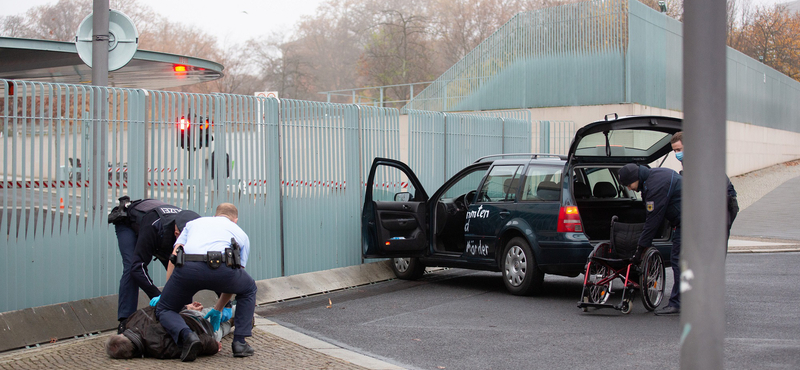 Kerítésnek hajtott egy összefirkált autó Angela Merkel hivatalánál