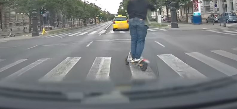 Páros rollermutatvány miatt kapott frászt egy autós az Andrássy úton – videó