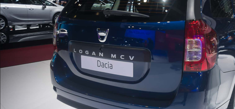 Még hogy a Dacia Logan nem luxusautó? Pedig ilyen extrája van - videó