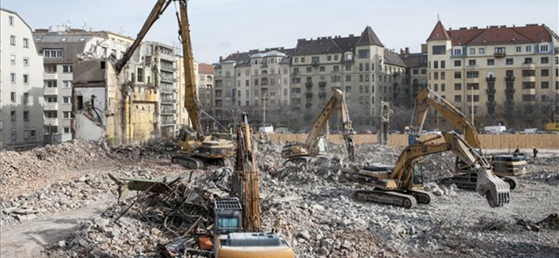 Már kezdik építeni a mélygarázst a Millenáris mellett