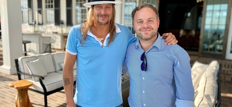 Kid Rock megölelte Orbán Balázst, és megdicsérte a magyar kormány munkáját „a nyugati értékek védelmében”