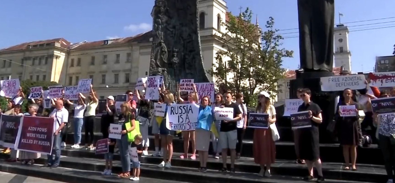 Az Azov ezred orosz fogságban lévő katonáinak családtagjai vonultak fel Lvivben