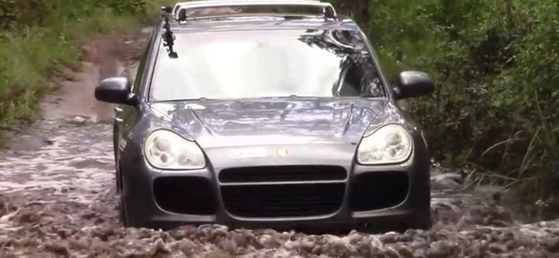 Csak félteni nem szabad, máris remek sárdagasztó a Porsche Cayenne – videó