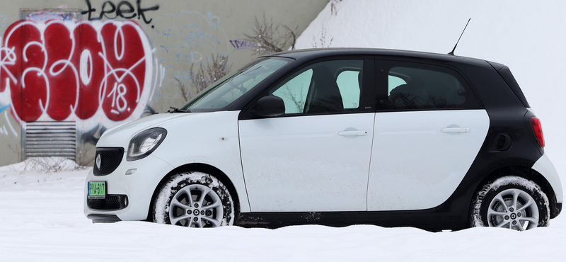 Nagy törpe: téli teszten a legolcsóbb négyszemélyes villanyautó, a Smart EQ ForFour