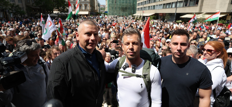 Magyar Péter a Bazilika lépcsőjén aláírta az Orbán ellen tett feljelentést, majd gyalog elindult Nagyváradra
