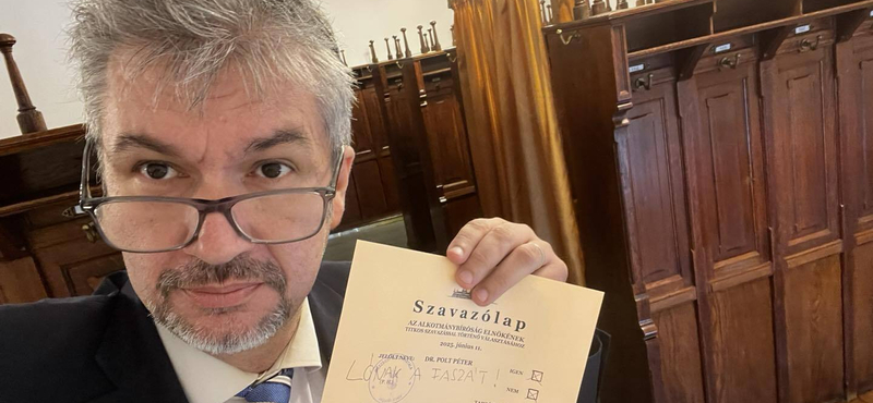 Hadházy Ákos ezúttal is csak a Parlament ruhatárában szavazhatott Polt Péterről