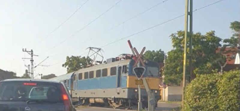 Nyitott sorompónál, elsötétült jelzőlámpánál ment át egy vonat egy vasúti átjárón Egerben