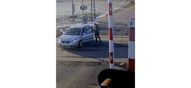 Vasúti átjáróban ragadt egy nő az autójával, majd egészen dermesztő jelenetek következtek  – videó