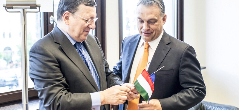 Fotó: minizászlókkal pózolt Orbán és Barroso