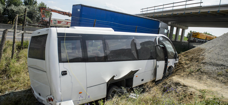 Heten sérültek meg a gyerekeket szállító busz balesetében – fotók