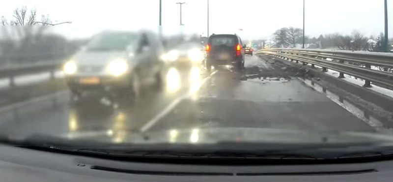 Akkora kátyú keletkezett a Csömöri úti felüljárón, hogy az már inkább kráter – videó