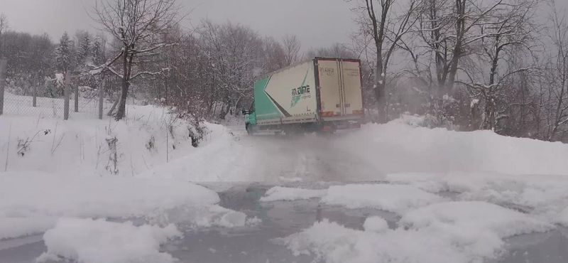 Videó: Ez az áruszállítás stílusosan, amikor végig drifteli az utat a teherautó