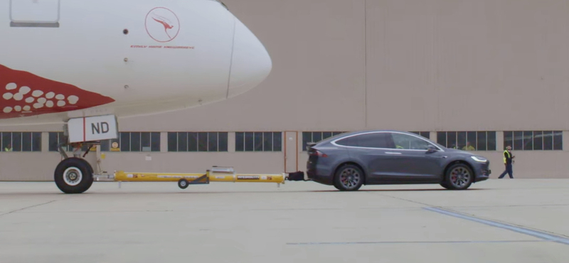 Videó: így húz el egy Tesla egy gigantikus Boeing repülőgépet