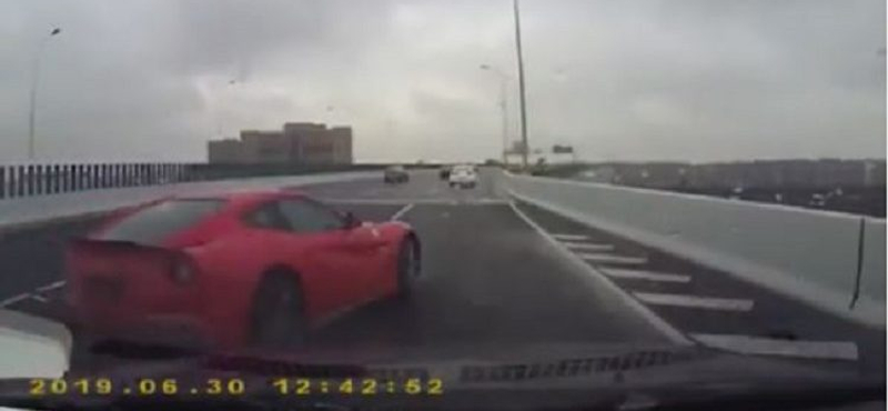 Videó: Kínában is gyakorolni kell még, milyen gonosz egy Ferrari a vizes sztrádán