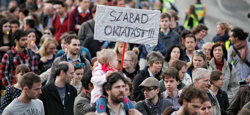 Várat építenek ma a tüntetők a Kossuth téren