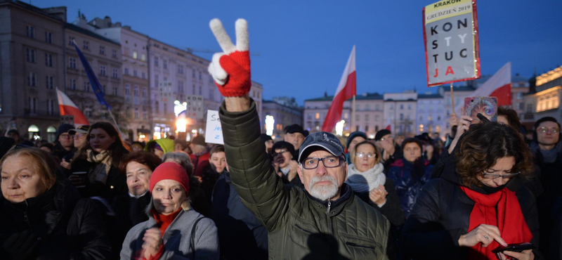 Lengyelország-szerte tüntettek az igazságügyi reform ellen