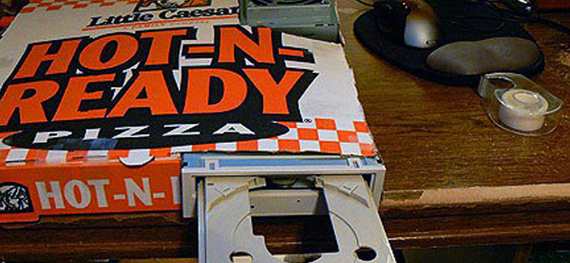 Laptop a pizzás dobozban