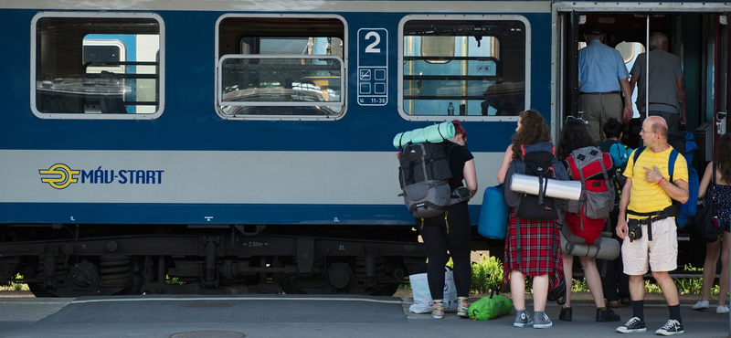 Épphogy elkerülték a balesetet a vonatok, vádat emeltek két ember ellen