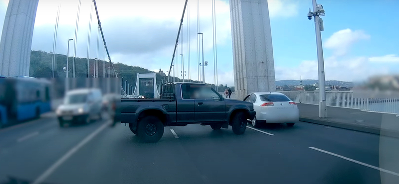 Videó: Megunta a dugót, az Erzsébet híd közepén fordult meg egy pick-upos