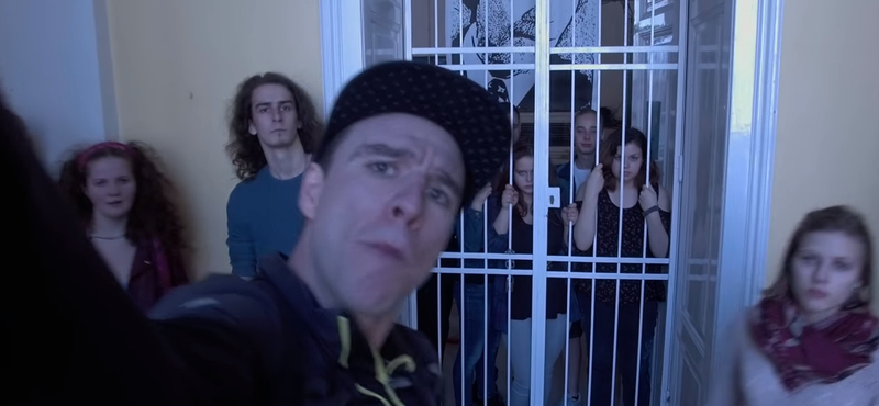 "Az elméleti tesi olyan hiteles, mint a fél-playback" - az oktatási rendszerről rappel Molnár Áron