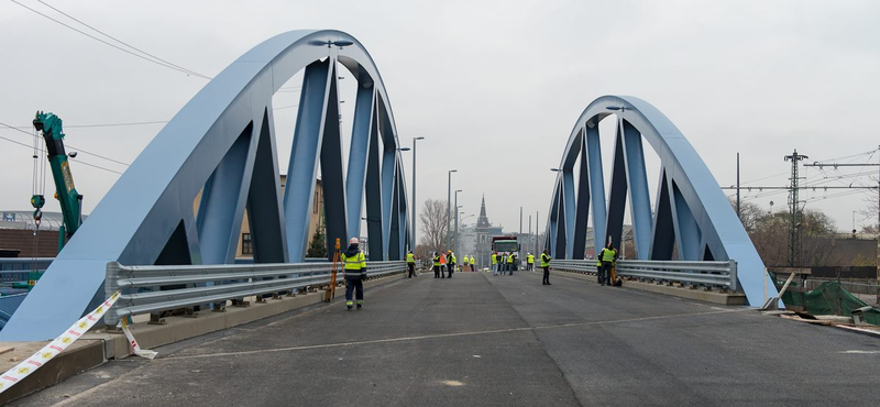 Két hét múlva indulhat meg a forgalom Budapest legújabb hídján – fotók