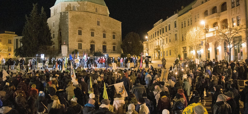 Szombathelyen a Fidesz-székházhoz, Gödöllőn a megdrágult uszodához vonultak a tüntetők