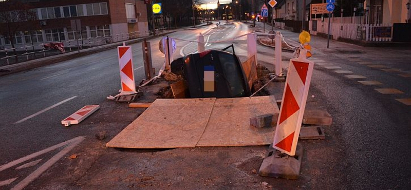 Munkagödörből szedték ki egy ittas sofőr autóját Győrben – fotók