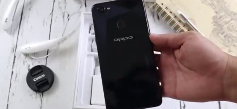 Fiatalok, szelfiimádók: készített nektek egy telefont az Oppo