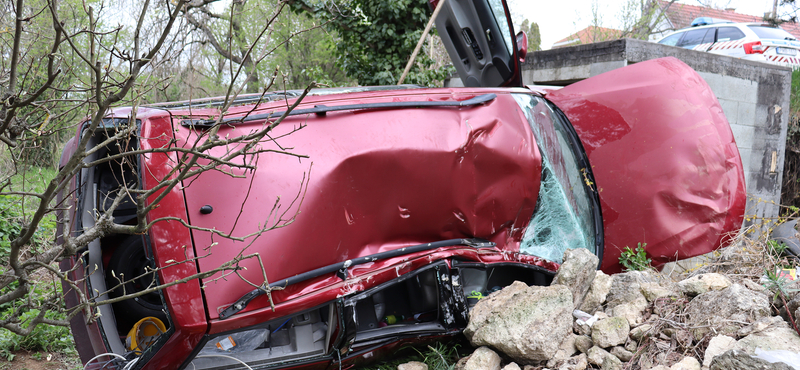 Előzés közben vesztette el az autó feletti uralmat, először betonkerítésbe, majd szakadékba vágódott