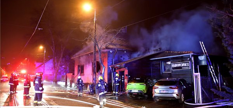 Kigyulladt két épület kedd hajnalban a XV. kerületben, egy ember meghalt