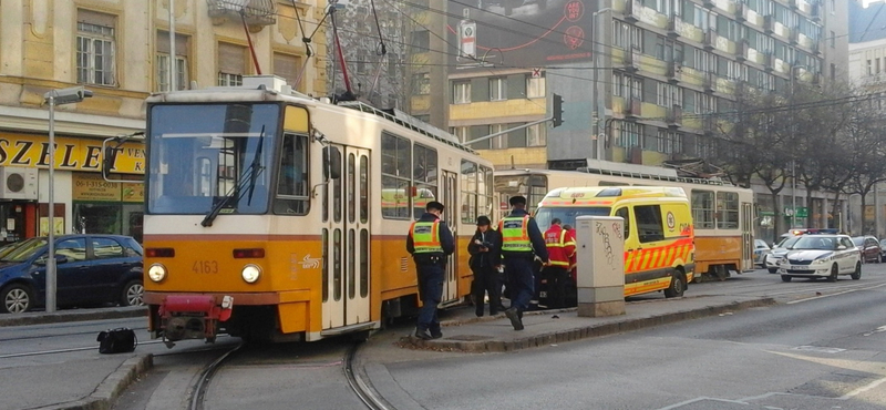 Mentővel karambolozott egy villamos a Margit körúton – fotók