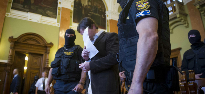 Egy pohár kávét öntött a bíró arcába Portik Tamás fia a Fenyő-ügy tárgyalásán, rendőrök vitték el