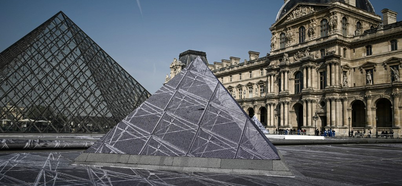 Szétbarmolták a turisták a Louvre előtti remekművet