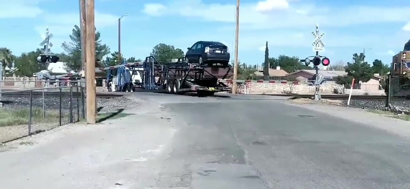 Nem ígér sok jót, ha valaki rátolat egy vasúti átjáróra – videó