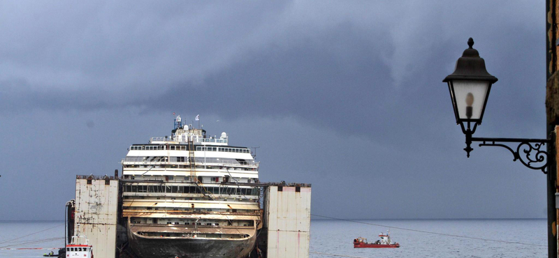 Megkezdték a Costa Concordia megsemmisítését