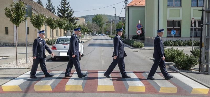 Megidézték a Beatlest a dorogi rendőrök