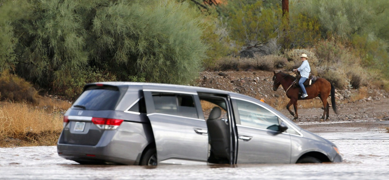 Egymás után akadtak fenn az autók az arizonai árvízben – fotók