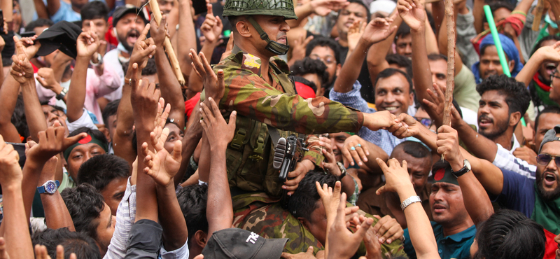 A bangladesi hadsereg vezetője kedden egyeztet a diáktüntetőkkel