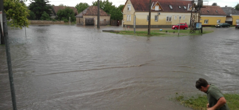 Képek jöttek a tatai özönvízről