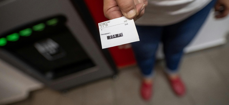 Hamis üvegvisszaváltó kuponokkal szerzett több millió forintot egy áruháztól egy anya és fia