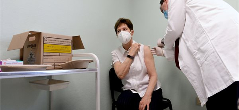 Beoltották az első magyart a Pfizer-vakcinával