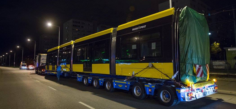 Megérkezett éjjel Budapestre a leghosszabb villamos – fotók