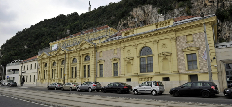 Újranyitnak a budapesti fürdők, papucs nélkül senkit sem engednek be