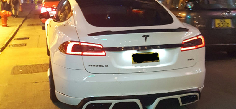 Van, akinek semmi sem jó: itt egy Tesla négy kipufogóvéggel